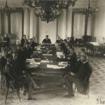 Spotkanie podczas konferencji w Bulduri, 1920 r. Spotkaniu przewodniczy premier Łotwy Kārlis Ulmanis. Zdj. M. Lapiņš / Archiwum Ministerstwa Spraw Zagranicznych Republiki Łotewskiej.