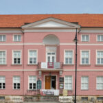 Pałac rodziny von Braunschweig będący siedzibą oddziału Muzeum Oręża Polskiego. Zdj. JDavid / Wikimedia / CC BY-SA 3.0.