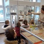 Zwiedzanie Izby Tradycji Regionalnych. Zdj. Białogardzka Biblioteka Publiczna im. Karola Estreichera.