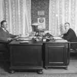 Redaktor i wydawca „Gazety Olsztyńskiej” Seweryn Pieniężny (z lewej) i redaktor Jankowski podczas pracy. Zdj. Narodowe Archiwum Cyfrowe.
