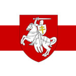Biało-czerwono-biała flaga Białorusi z wpisanym herbem Pogoni.