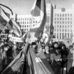 Biało-czerwono-biała flaga podczas protestów w Mińsku w 1990 roku. Zdj. Gruszecki / Wikipedia / CC BY-SA 3.0.