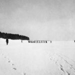 Pierwsi uchodźcy z Kronsztadu docierają do fińskich wybrzeży w pobliżu Terijoki. 17 marca 1921 r. Zdj. Fińska Agencja Dziedzictwa / CC BY 4.0.