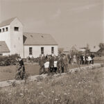 Pogrzeb dwóch uciekinierów w Tejn, którzy 21 lipca 1961 skoczyli za burtę „Mazowsza”. 4 sierpnia 1961 r. Zdj. Algot Lindau Rasmussen, Fotoarchiwum Bornholms Museum.