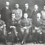 Rada kolonii białoruskiej na Łotwie. K. Jezawitau siedzi w środku. Ryga, 1920 rok.