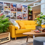 Meble IKEA i w tle polskie katalogi IKEA. Wystawa IKEA z okazji 60 lat współpracy z Polską. Zdj. Biuro prasowe IKEA.