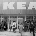 Przed pierwszym sklepem IKEA w Polsce. Zdj. Tomasz Wierzejski, Agencja Gazeta / materiały prasowe IKEA.