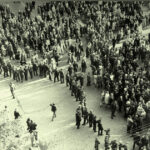 Milicja zatrzymuje uczestników demonstracji, 18 maja 1972 roku, LYA, f. K-1, ap. 58, b. 47644/3, t. 4, l. 85. Lietuvos ypatingasis archyvas (Litewskie Archiwum Specjalne)