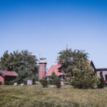 Latarnia morska Uostadvaris nad rzeką Atmata na wyspie Rusnė.