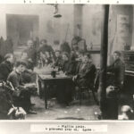Wigilia 1905 r. w pracowni prof. Konrada Krzyżanowskiego u zbiegu ulic Zgoda, Szpitalnej i Chmielnej. Od lewej: Leonard Kryk, Adolf Kantor, prof. Konrad Krzyżanowski, Dworzak, pracownik administracji Szkoły Sztuk Pięknych, Jan Brzeziński, Eugeniusz Morawski, Mikołaj Czurlanis, Tadeusz Pruszkowski, Henryk Hayden-Wurzel, Witold Jurgielewicz (po ucieczce do USA przyjął pseudonim Gordon) i Szymon Kratka. Zdjęcie z teczki osobowej Jana Brzezińskiego, Biblioteka Krasińskich.