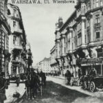 Ulica Wierzbowa, widok w stronę pl. Teatralnego. Pocztówka, Zdj. J. Ślusarski, ok. 1910-1915. Ze zbiorów Muzeum Historycznego w Warszawie, pocztówka reprodukowana za zgodą Muzeum Historycznego m. st. Warszawy w książce Jadwiga Siedleckiej „Mikołaj Konstanty Čiurlionis. Preludium Warszawskie”, Wyd AgArt 1996