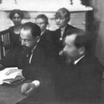 Adolf Joffe podpisuje Traktat z Tartu
