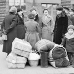 Mieszkańcy Helsinek czekają na transport ewakuacyjny na dworcu kolejowym. Zdj. Fotograf nieznany / Fińskie Muzeum Fotografii / CC0.