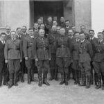 Dowódca Estońskich Sił Powietrznych – Richard Tomberg (czwarty z lewej w pierwszym rzędzie), Johan Laidoner (piąty z lewej w pierwszym rzędzie) i żołnierze Estońskich Sił Powietrznych. Zdj. Estońskie Muzeum Narodowe / CC0.