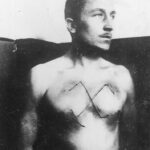 Władysław Jerzyk z wyciętą na piersi swastyką. 1931 r. Zdj. Narodowe Archiwum Cyfrowe.