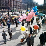 Vappu w Lasipalatsi, 1959 r. Zdj. Juha Jernvall, kolekcja Muzeum Miasta Helsinki / CC BY 4.0.