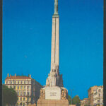 Pocztówka przedstawiająca Pomnik Wolności w Rydze