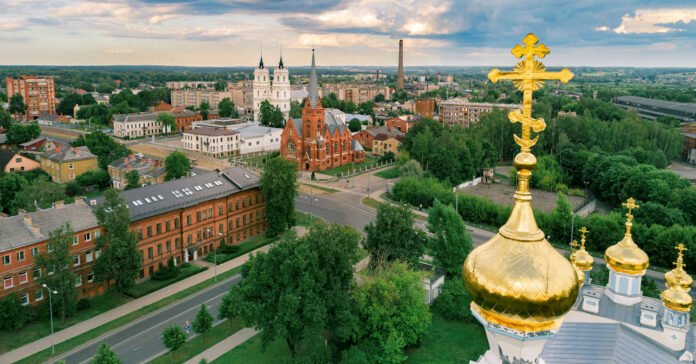 Panorama Dyneburga. Zdj. Valdis Skudre /  latvia.travel / Flickr.