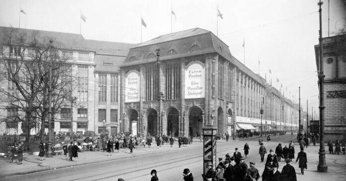 Monumentalna fasada Domu Towarowego Wertheim przy Leipziger Platz w Berlinie, lata 20. XX w. Zdj. Waldemar Titzenthaler / Wikimedia Commons / CC0.