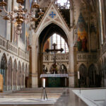 Neogotyckie prezbiterium kościoła Mariackiego w Barth z widocznymi freskami Pfannschmidta, przedstawiającymi m.in. apostołów. Zdj. Schiwago / Wikimedia Commons / CC BY 2.5.