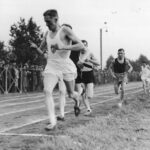 Stanisław Petkiewicz na czele stawki spogląda na stoper. Zdj. Narodowe Archiwum Cyfrowe.