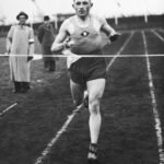 Józef Noji triumfuje w biegu przeszkodowym w Katowicach. Zdj. Narodowe Archiwum Cyfrowe.