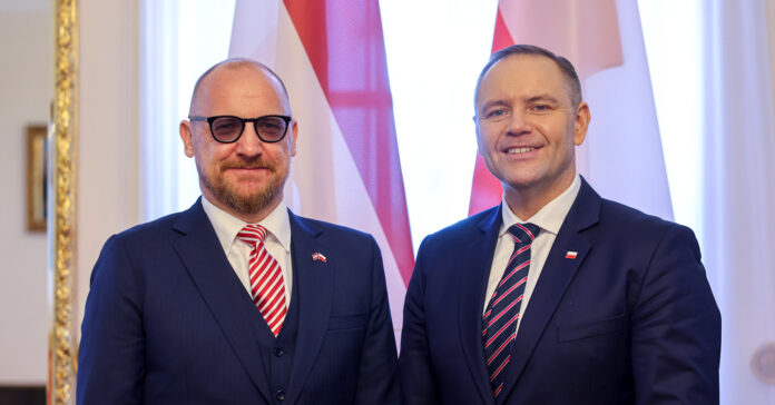 Ambasador Republiki Łotewskiej Raimonds Jansons i Prezydent RP Karol Nawrocki podczas uroczystości złożenia listów uwierzytelniających. Zdj. Łukasz Błasikiewicz / KPRP.