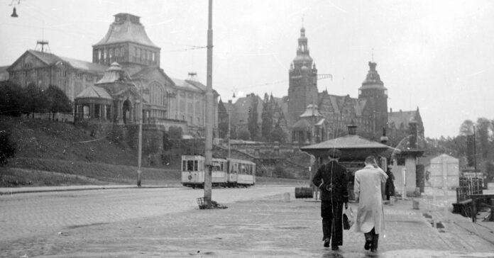 Szczecin, Wały Chrobrego. II połowa lat 40. XX w. Zdj. Narodowe Archiwum Cyfrowe / Wojskowa Agencja Fotograficzna / CC0.