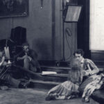 Scena z planu filmu „Gunnar Hedes saga”. Widoczni Julius Jaenzon, Mauritz Stiller, Mary Johnson i Einar Hanson. Zdj. Filmen i Sverige / CC0.