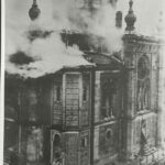 Płonąca podczas „Nocy Kryształowej” synagoga w Wiesbaden. Zdj. Center for Jewish History, NYC / CC0.