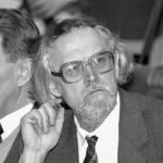 Poeci Justinas Marcinkevičius i Marcelijus Martinaitis, posiedzenie Rady Najwyższej Litewskiej SRR, 11 marca 1990 roku. Zdj. Audronius Ulozevičius / Klaipėdos apskrities Ievos Simonaitytės viešoji biblioteka.